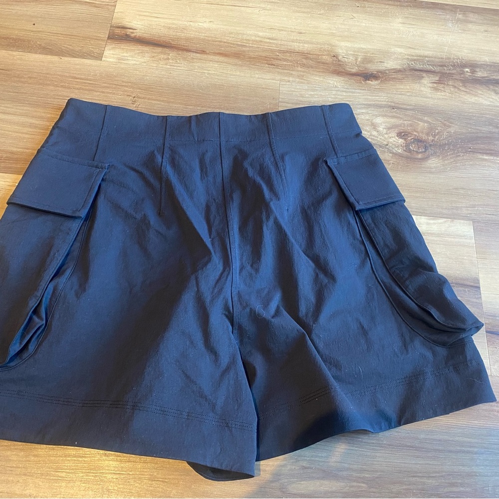 Lululemon super high rise cargo short black size 8 - Picture 3 of 4